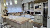 Casa Familiar com Piscina Privativa em Zimbros