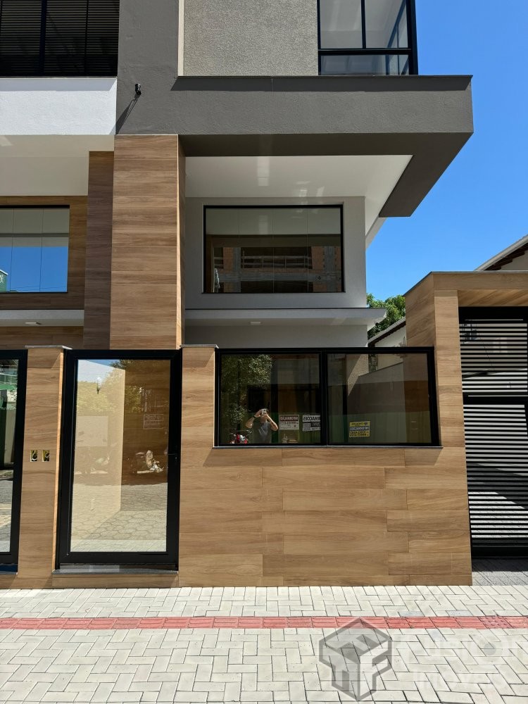 Apto Garden com 02 suites e 02 vagas.