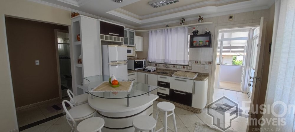 Apartamento com Vista Lateral do Mar a 100m da Pra