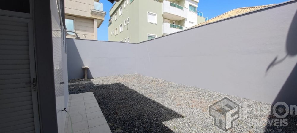 Apartamento com Vista Lateral do Mar a 100m da Pra