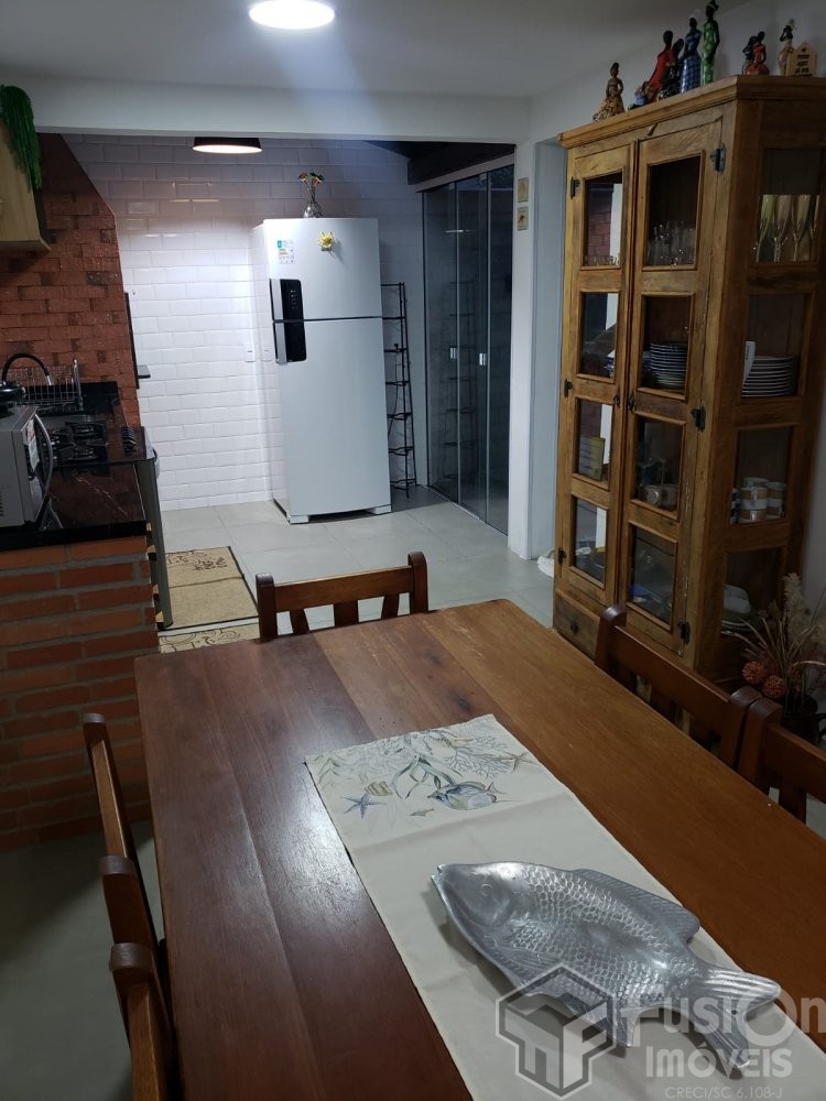 Sobrado no Residencial Cores do Mariscal  220m da