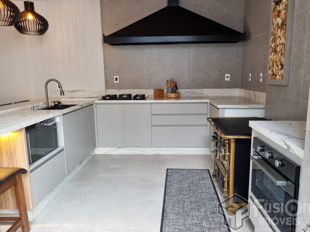 Excelente Sobrado Mobiliado em Zimbros