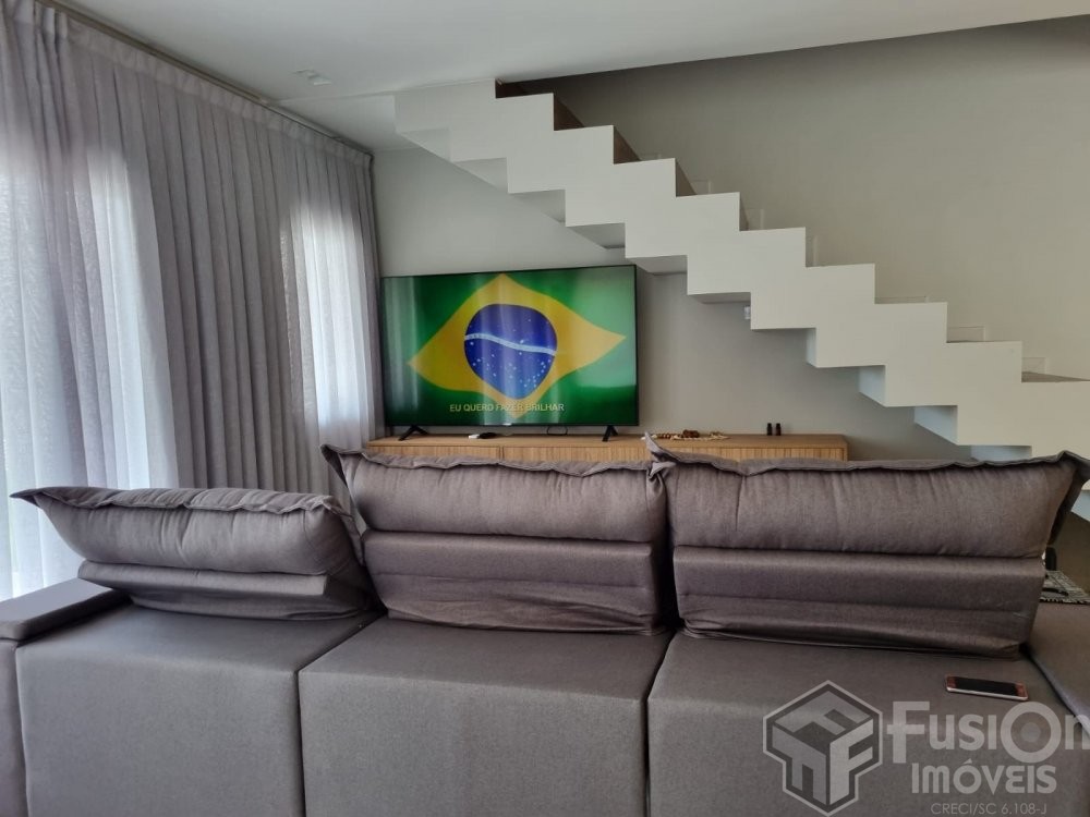 Excelente Sobrado Mobiliado em Zimbros