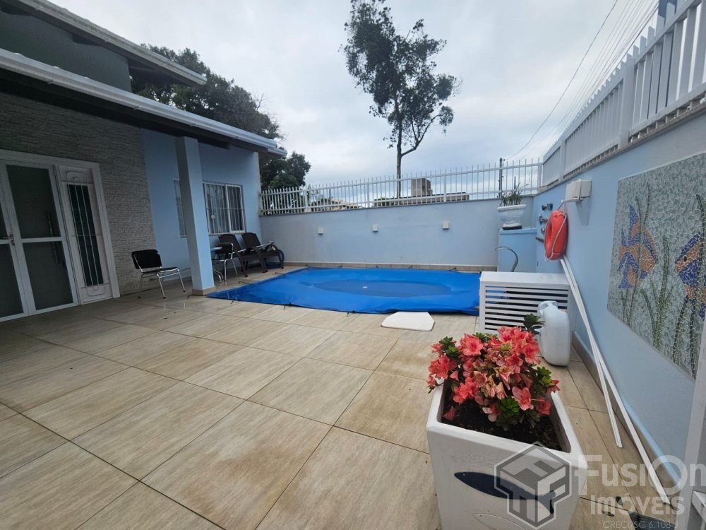 Casa Familiar com Piscina Privativa em Zimbros