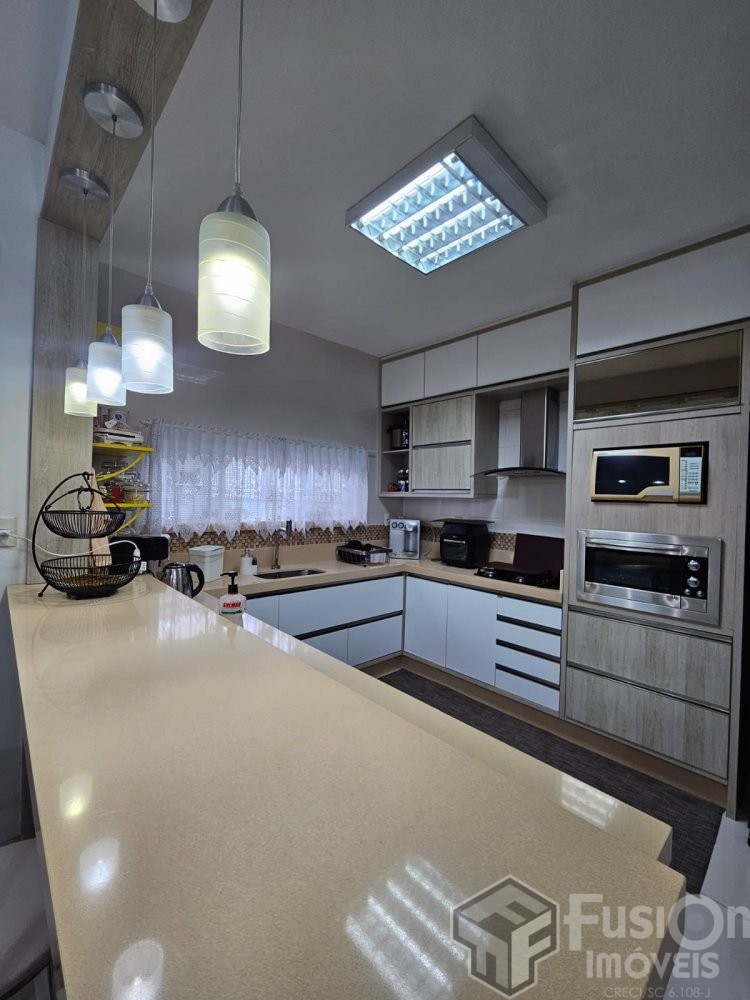 Casa Familiar com Piscina Privativa em Zimbros