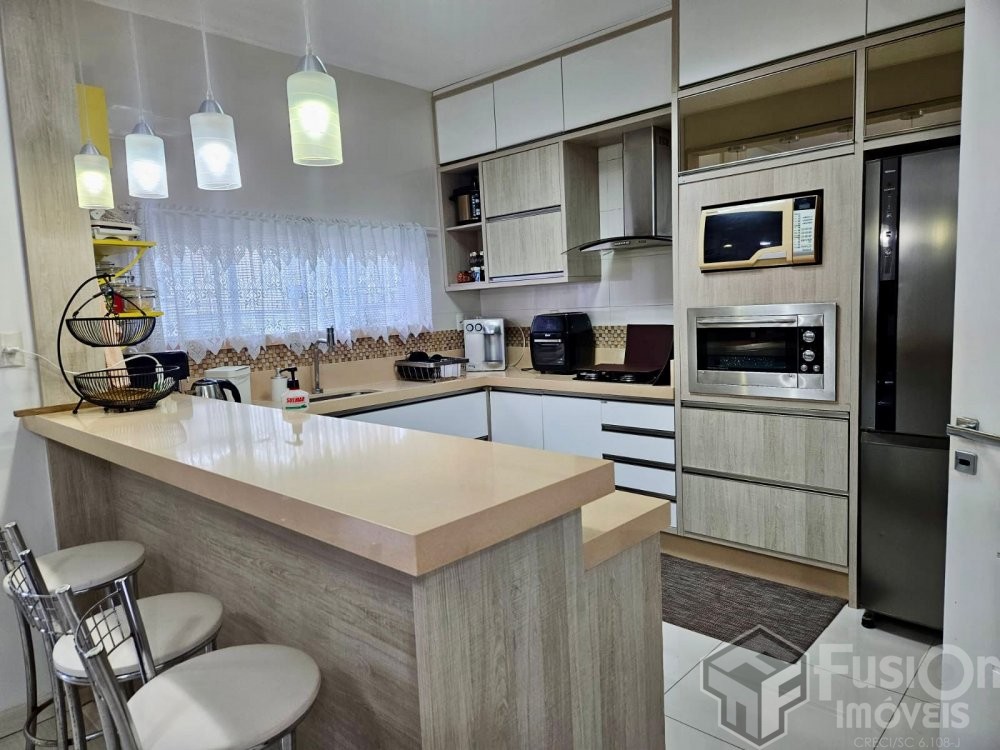 Casa Familiar com Piscina Privativa em Zimbros