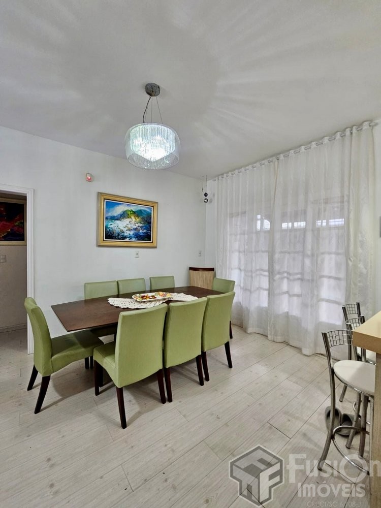 Casa Familiar com Piscina Privativa em Zimbros