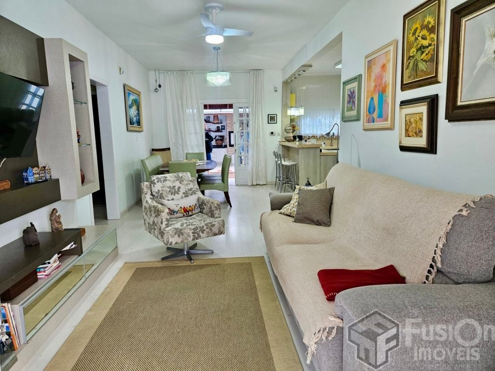 Casa Familiar com Piscina Privativa em Zimbros