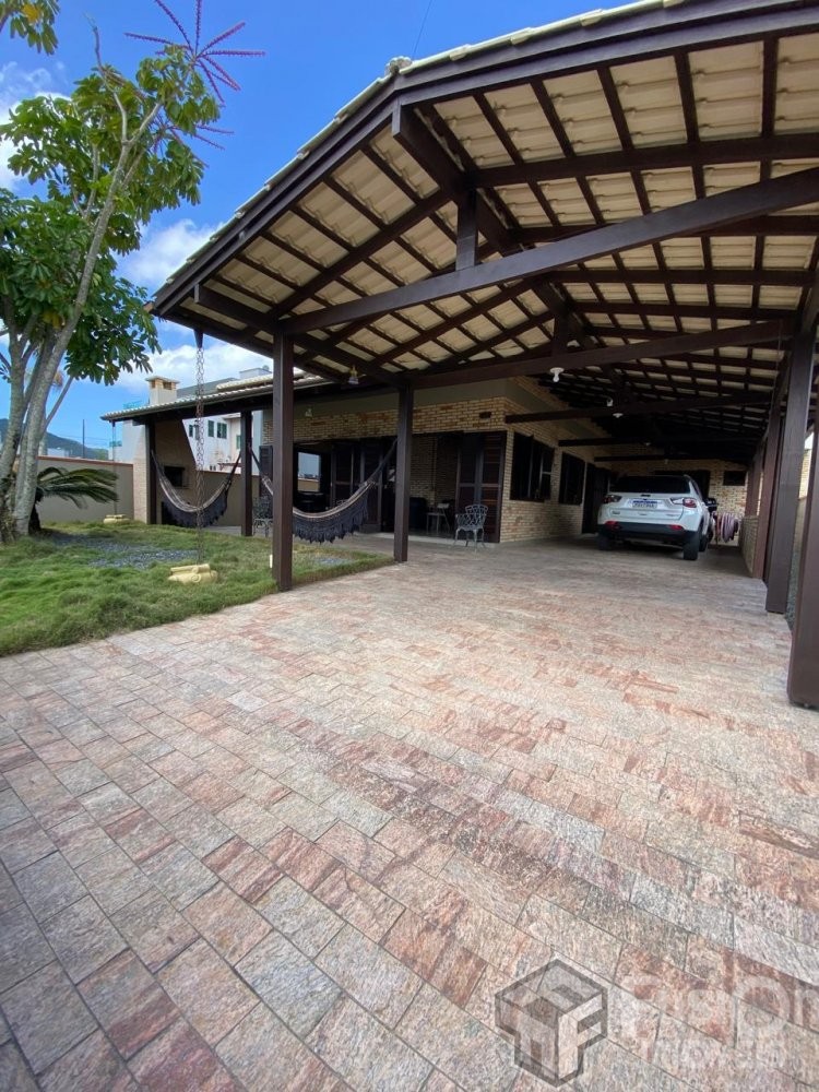 Casa Quadra Mar Zimbros 100 metros do Mar