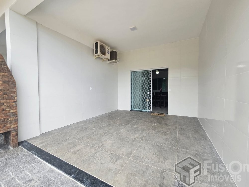 Casa � 500m da Praia de Zimbros