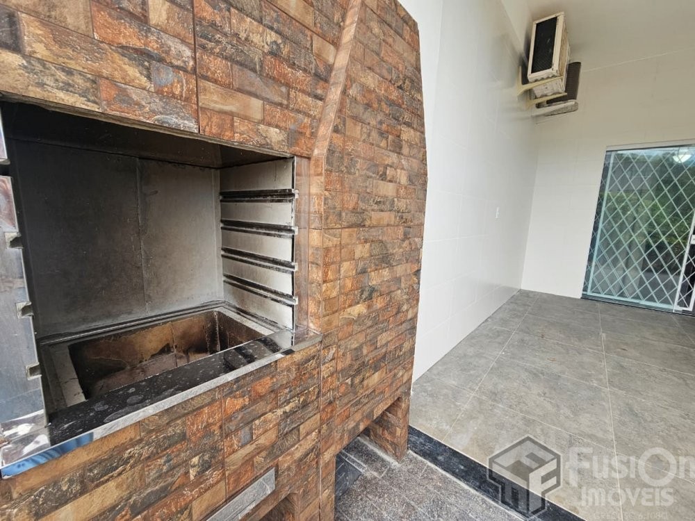 Casa � 500m da Praia de Zimbros